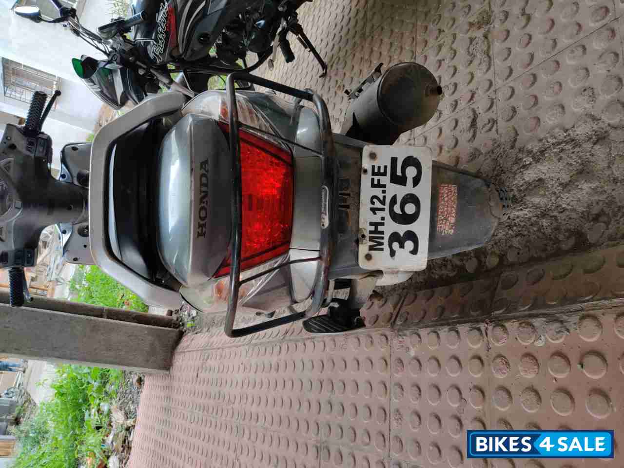 Silver Honda Aviator