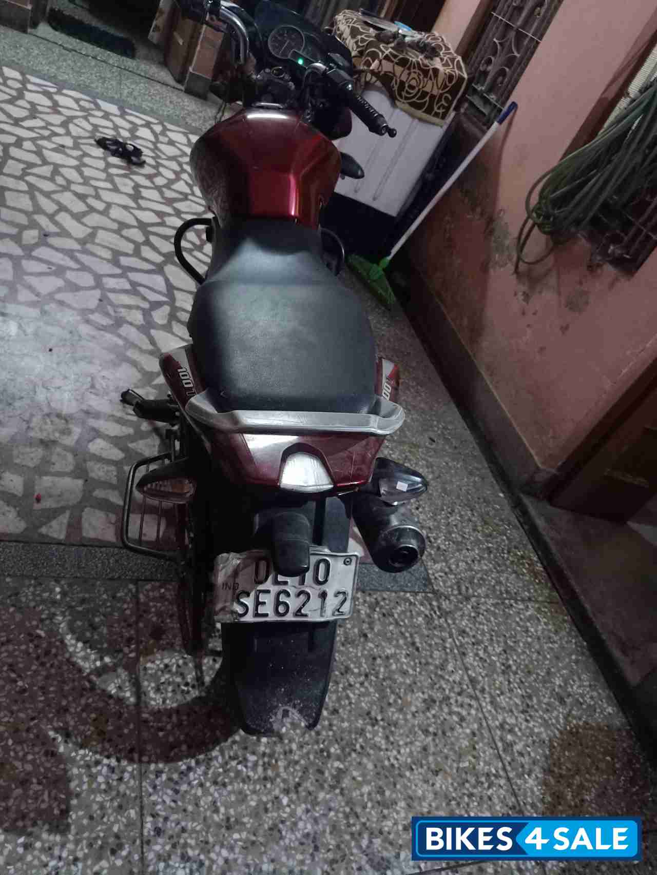 Red Bajaj Discover 100T