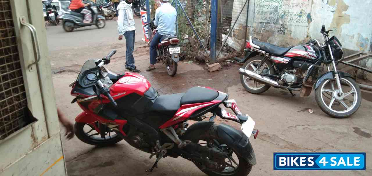 Red Bajaj Pulsar RS 200