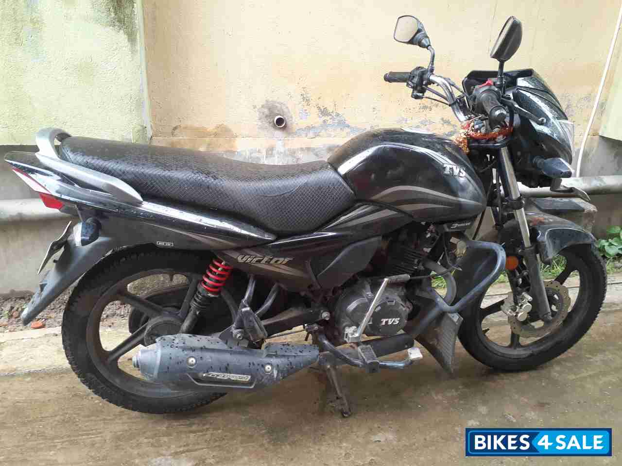 Black TVS Victor