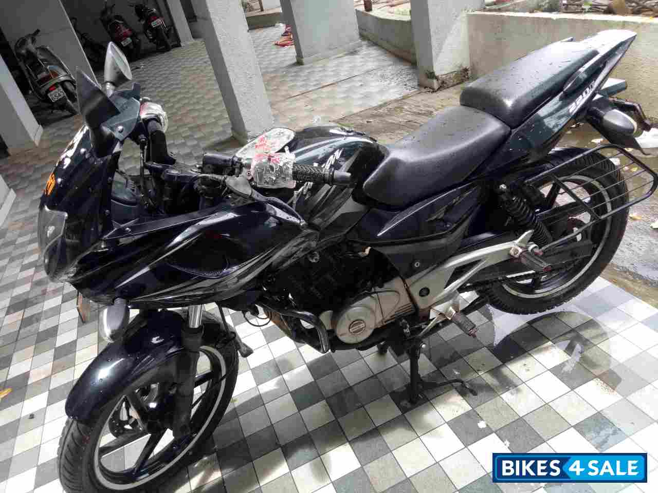 Black Bajaj Pulsar 220 DTSFi