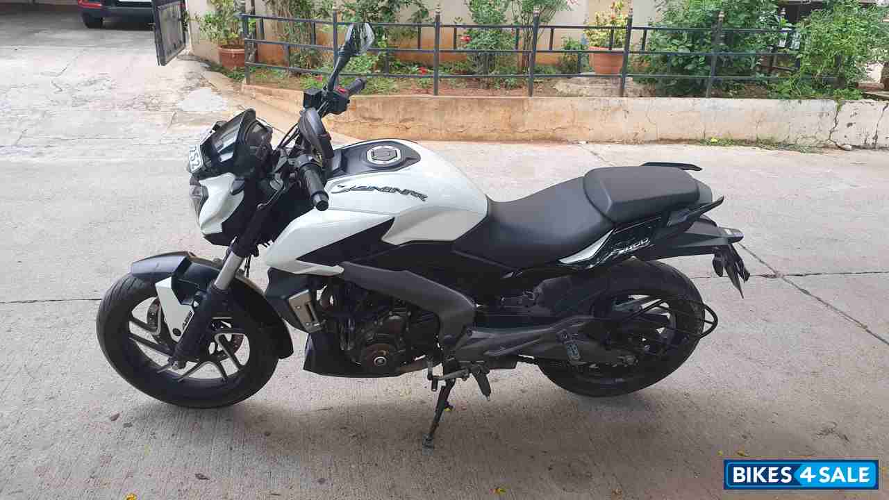 White Bajaj Dominar 400