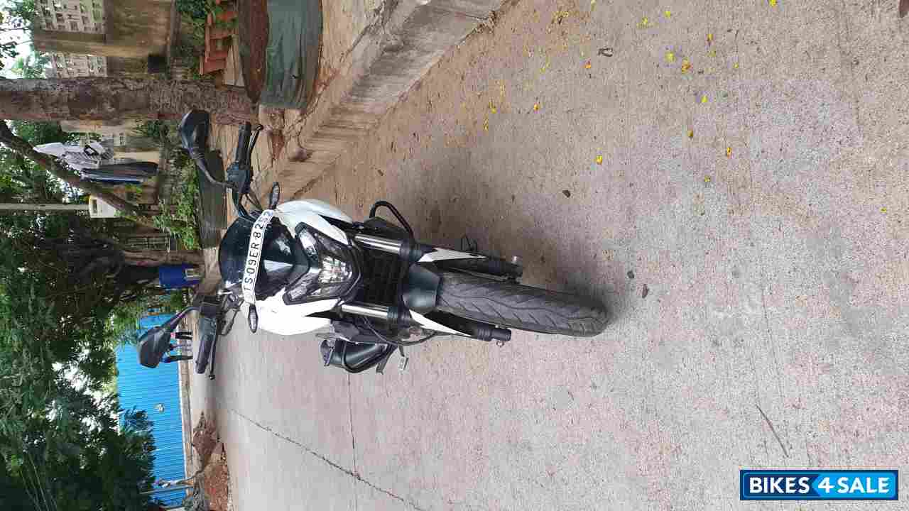 White Bajaj Dominar 400