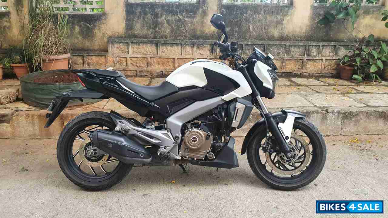 White Bajaj Dominar 400