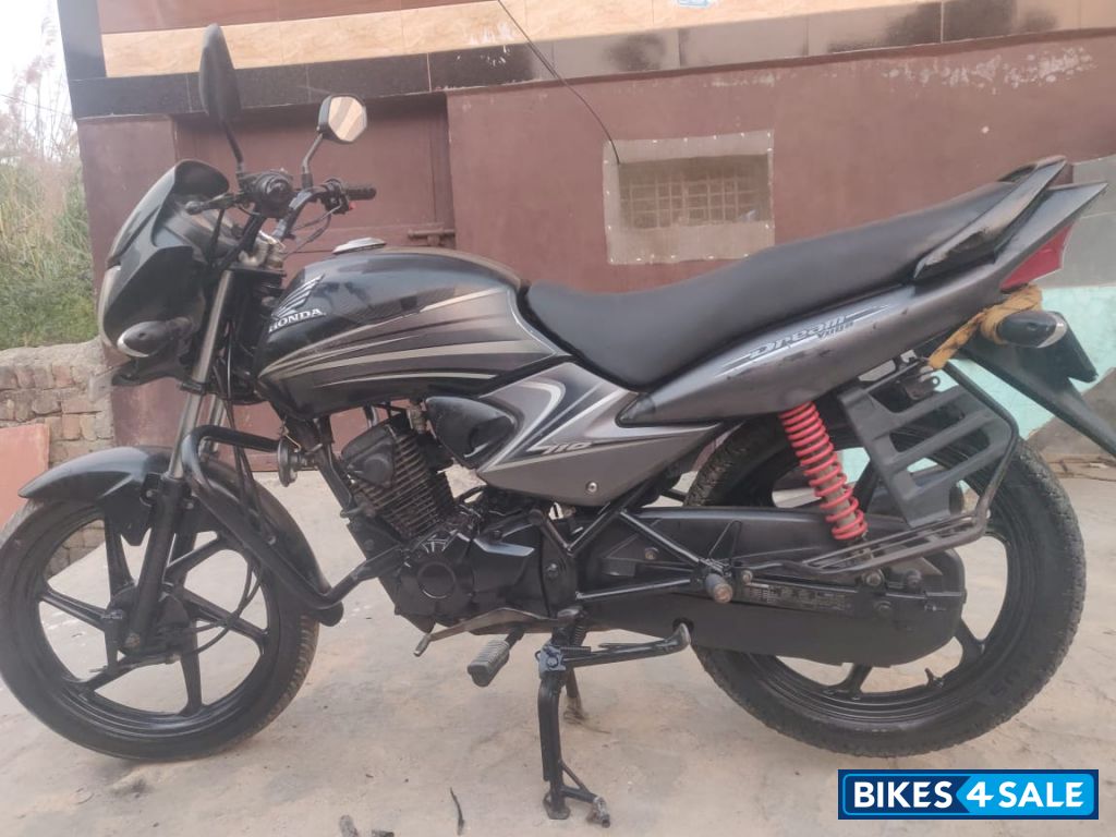 Black Honda Dream Yuga