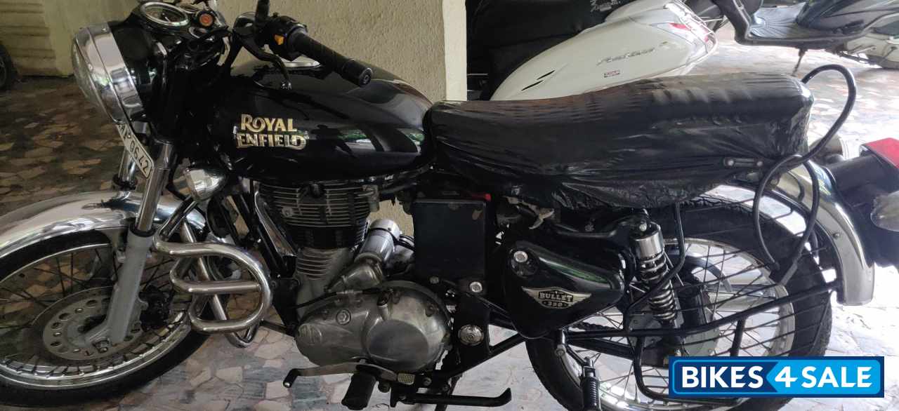 Magnetic Black Royal Enfield Bullet Electra