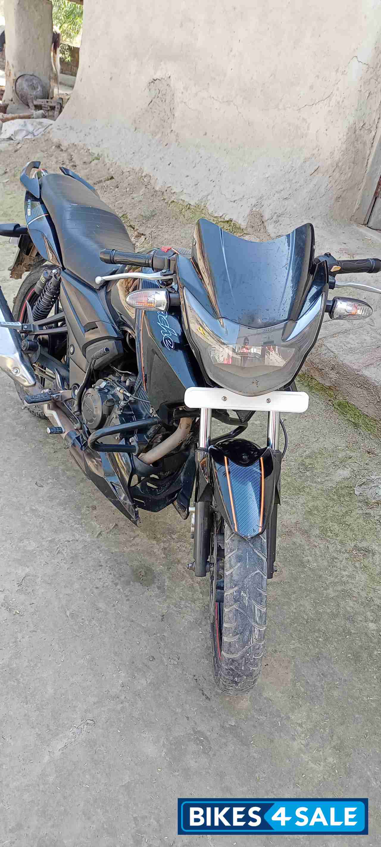 Black TVS Apache RTR 160