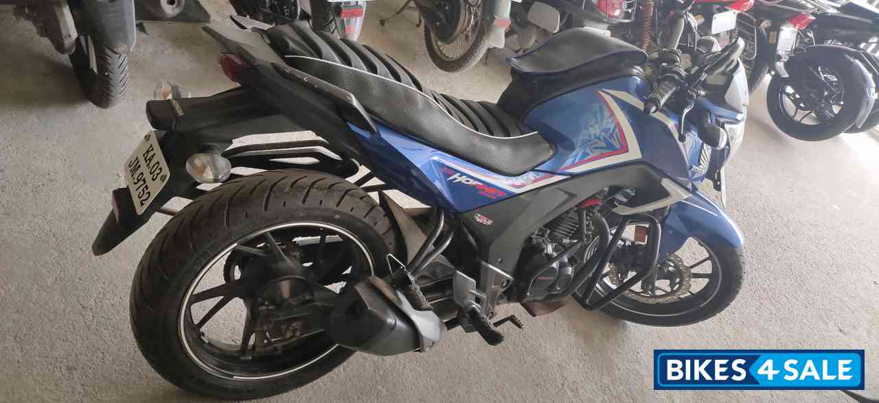 Blue Mattlic Honda CB Hornet 160R