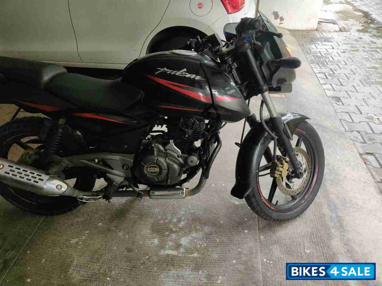 Black-red Bajaj Pulsar 180 DTSi