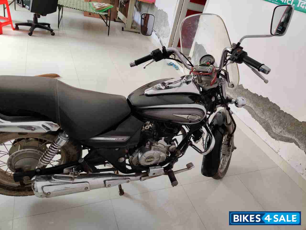 Black Bajaj Avenger Cruise 220