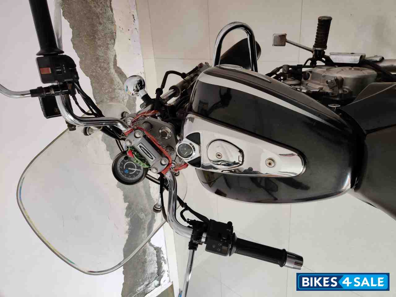 Black Bajaj Avenger Cruise 220