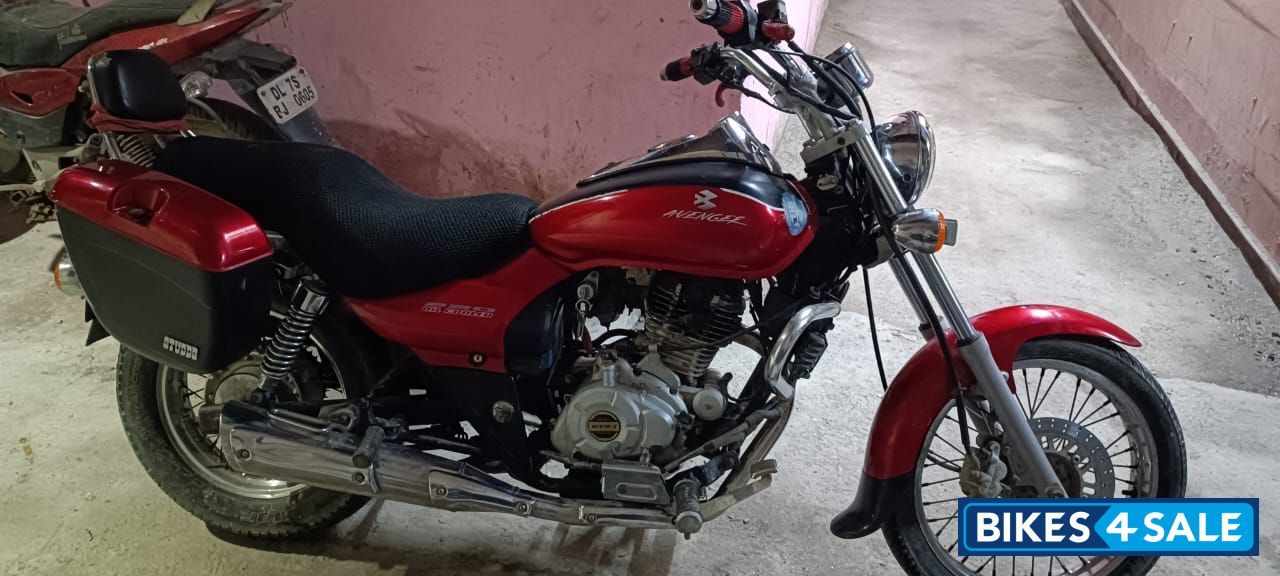 Red Bajaj Avenger 220 DTS-i