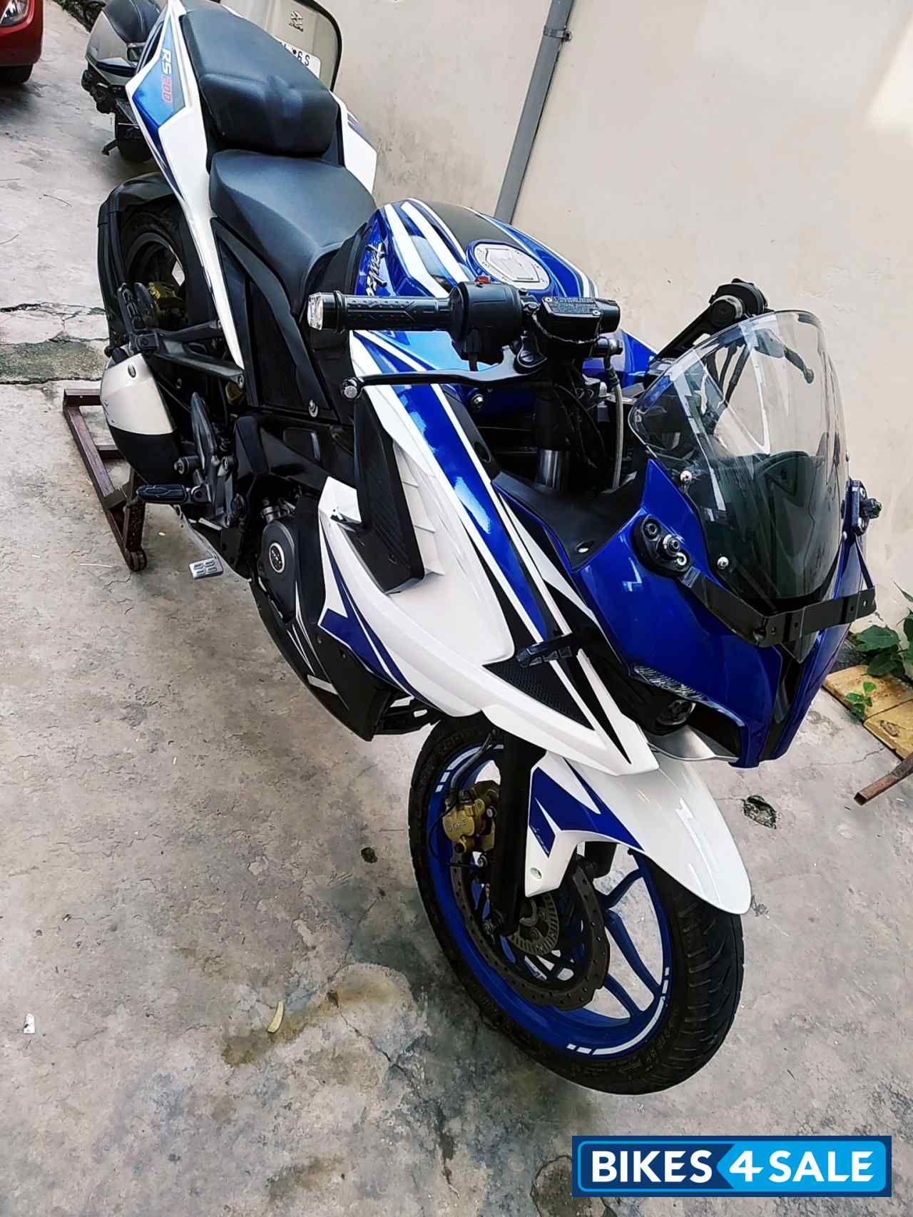 Bajaj Pulsar RS 200 ABS