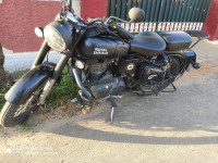 Stealth Black Royal Enfield Classic Stealth Black