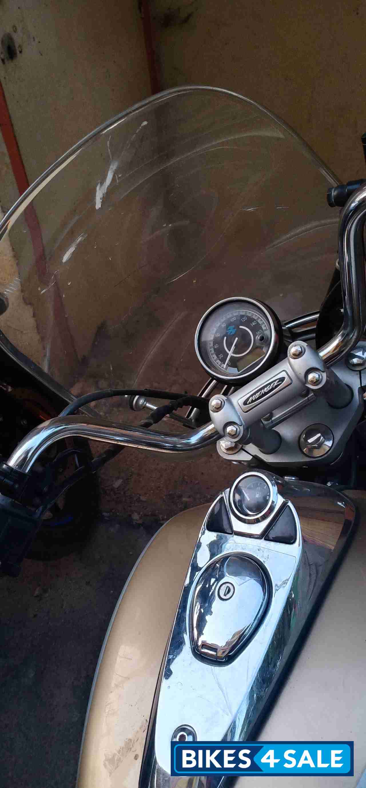 Gold Bajaj Avenger Cruise 220