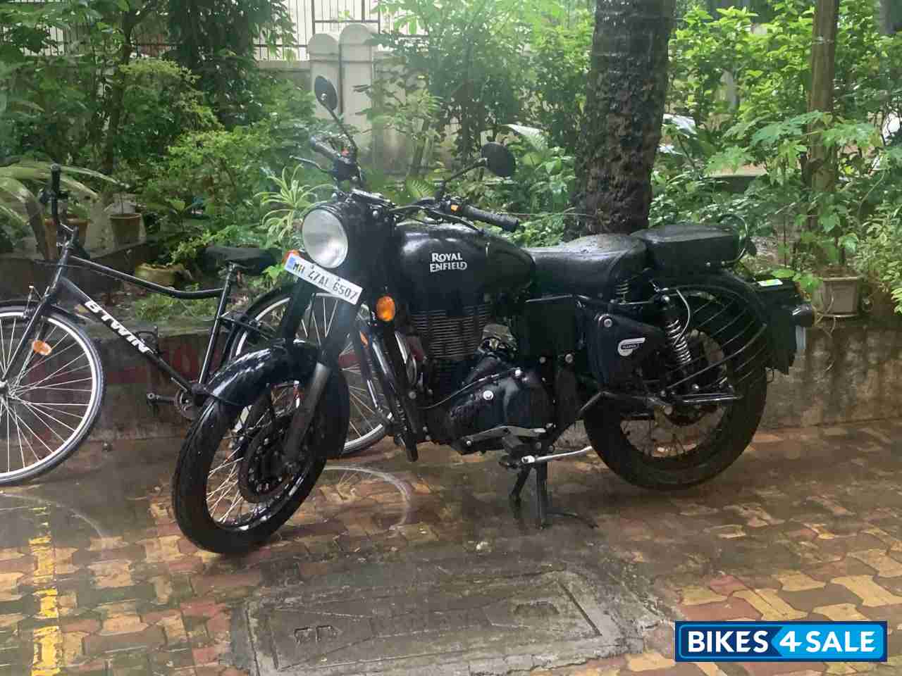 Royal Enfield Classic Stealth Black