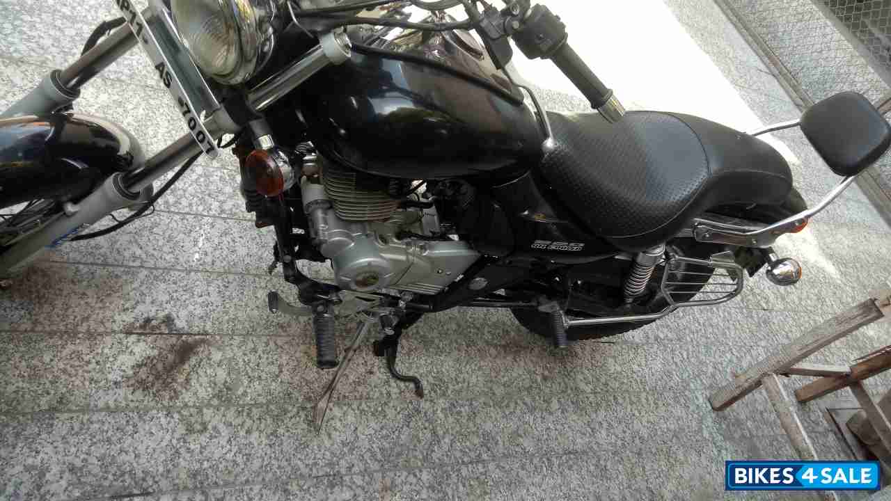 Black Bajaj Avenger 220 DTS-i