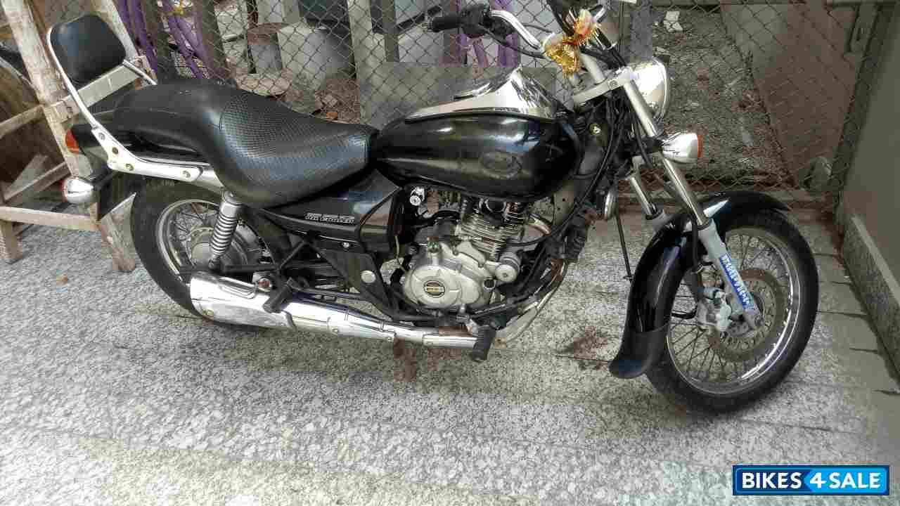 Black Bajaj Avenger 220 DTS-i Black Bajaj Avenger 220 DTS-i