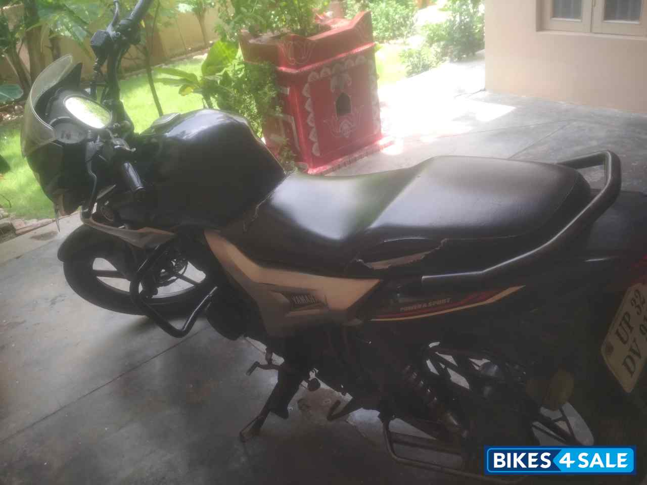 Black Yamaha SZ-R Black Yamaha SZ-R