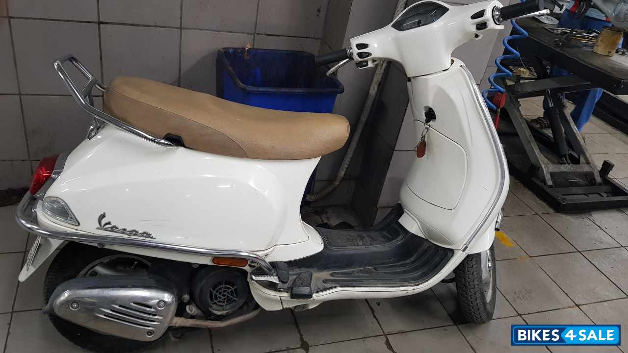 White Vespa LX 125