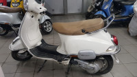 White Vespa LX 125
