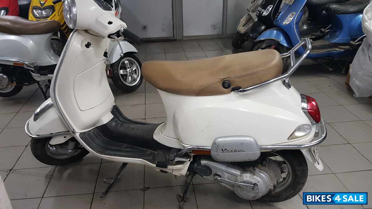 White Vespa LX 125