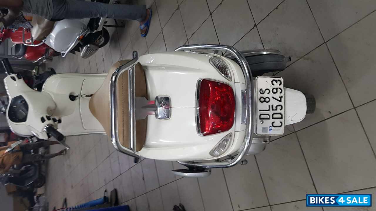 White Vespa LX 125