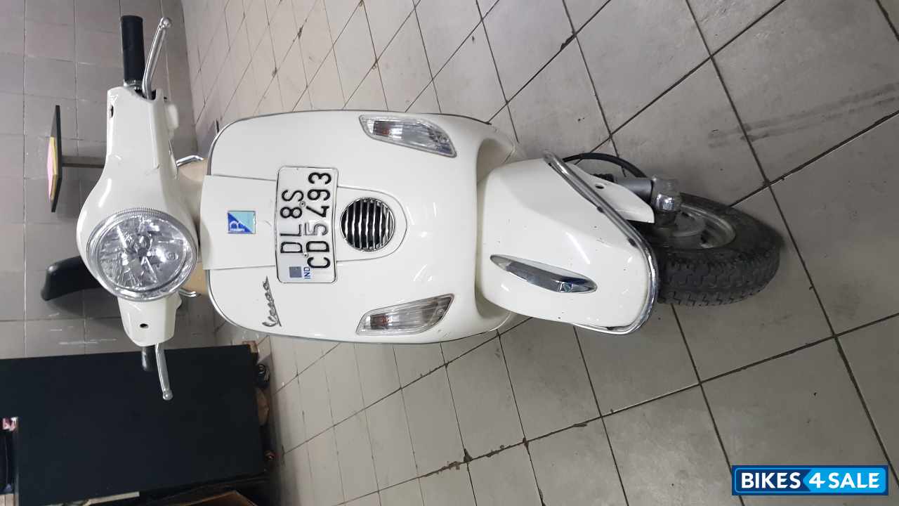 White Vespa LX 125