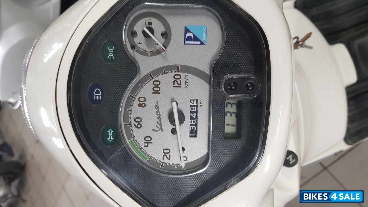 White Vespa LX 125