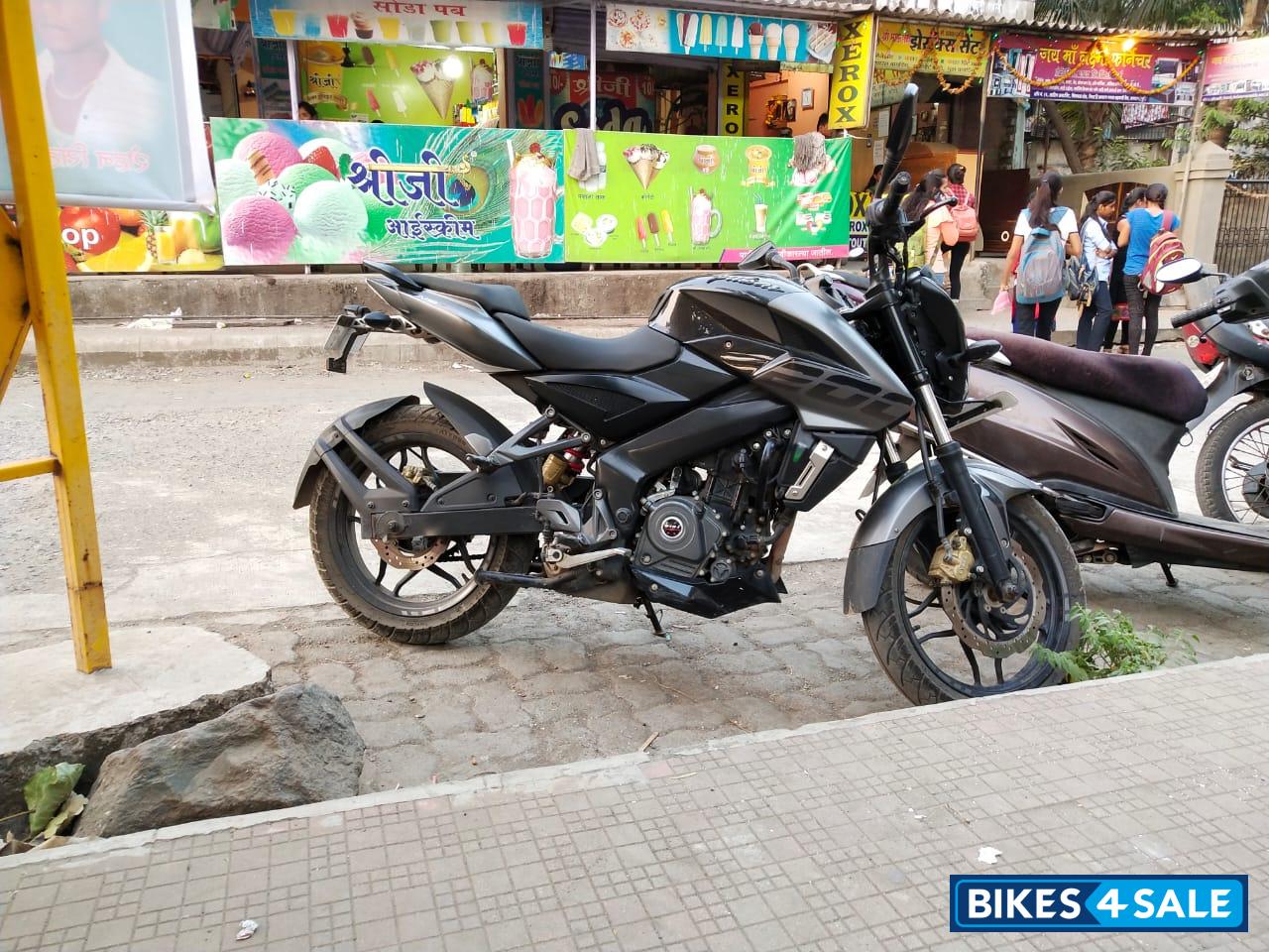 Black Bajaj Pulsar 200 NS Black Bajaj Pulsar 200 NS
