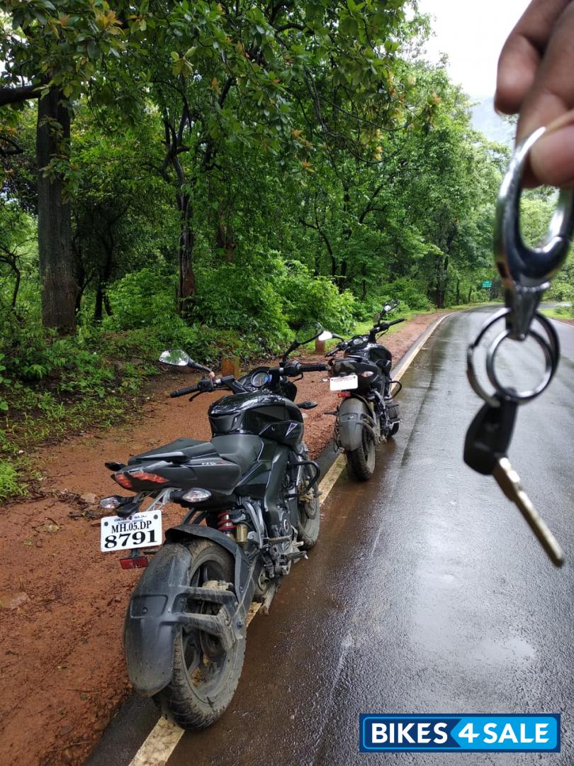 Black Bajaj Pulsar 200 NS Black Bajaj Pulsar 200 NS