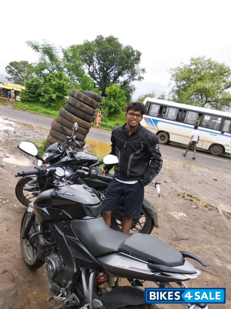 Black Bajaj Pulsar 200 NS Black Bajaj Pulsar 200 NS