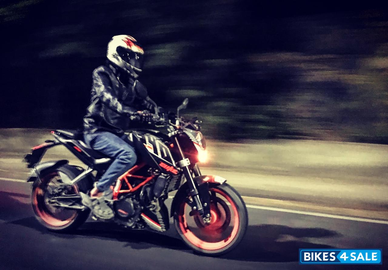 Black-orange KTM Duke 390