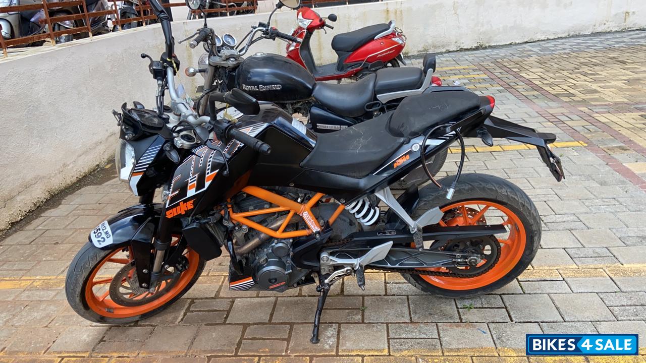 Black-orange KTM Duke 390