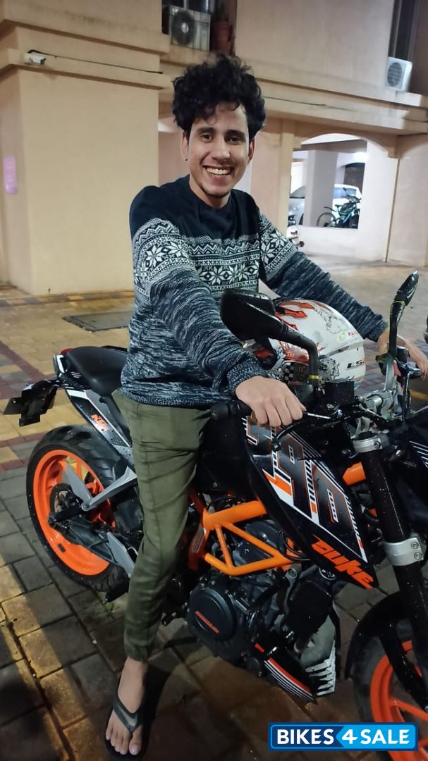 Black-orange KTM Duke 390