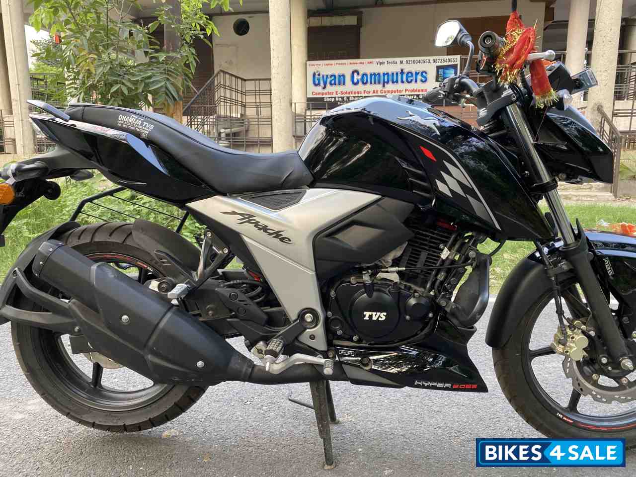 Black TVS Apache RTR 160 4V BS6