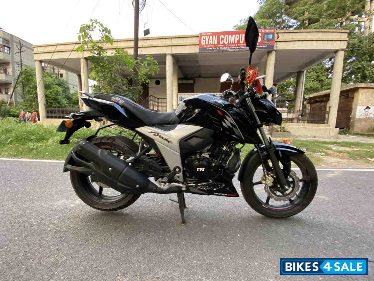 Black TVS Apache RTR 160 4V BS6