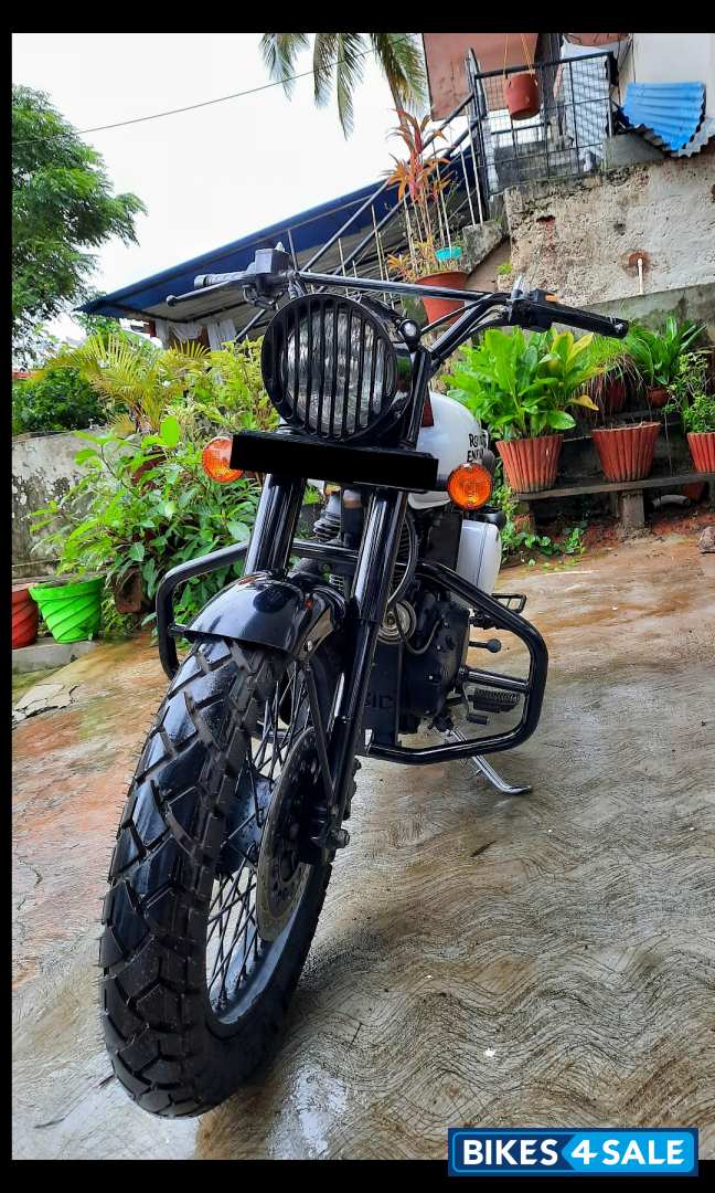 White Royal Enfield Classic 350