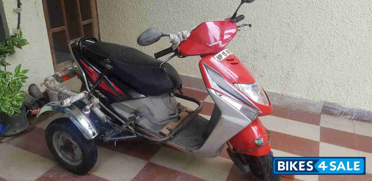 S.red Honda Dio