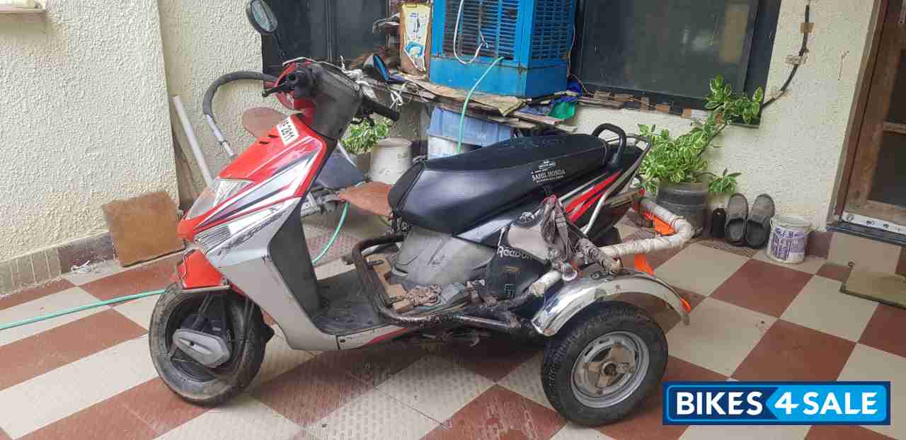 S.red Honda Dio