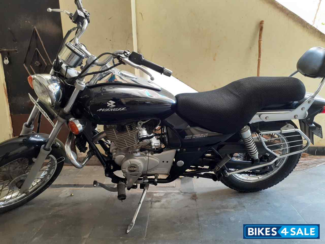 Black Bajaj Avenger 220 DTS-i