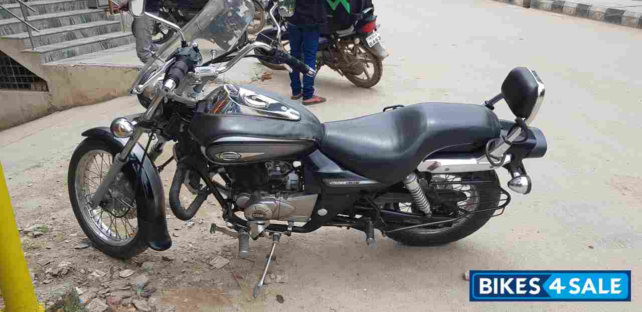 Black Bajaj Avenger Cruise 220