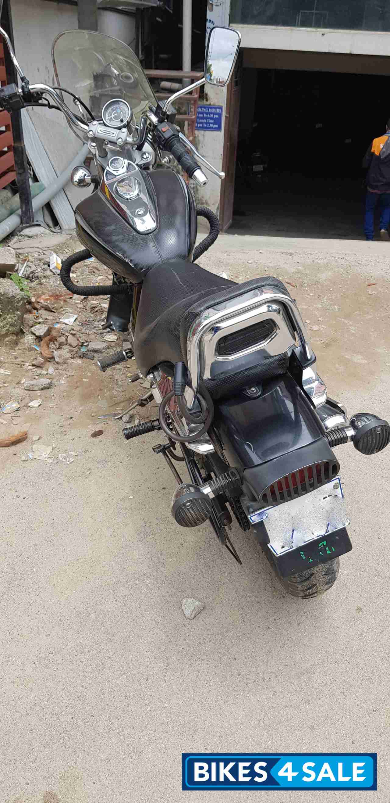 Black Bajaj Avenger Cruise 220