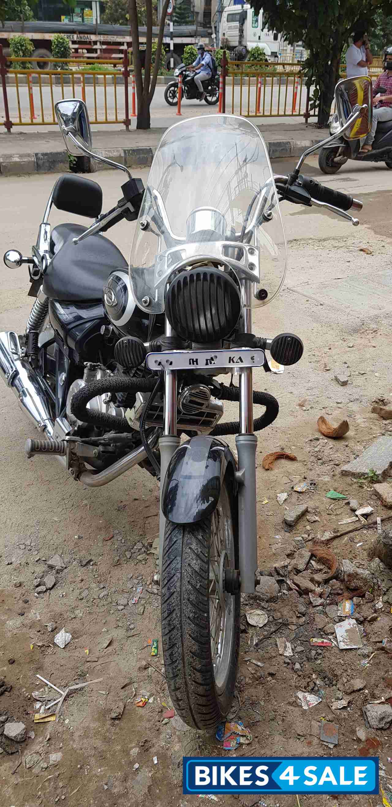 Black Bajaj Avenger Cruise 220