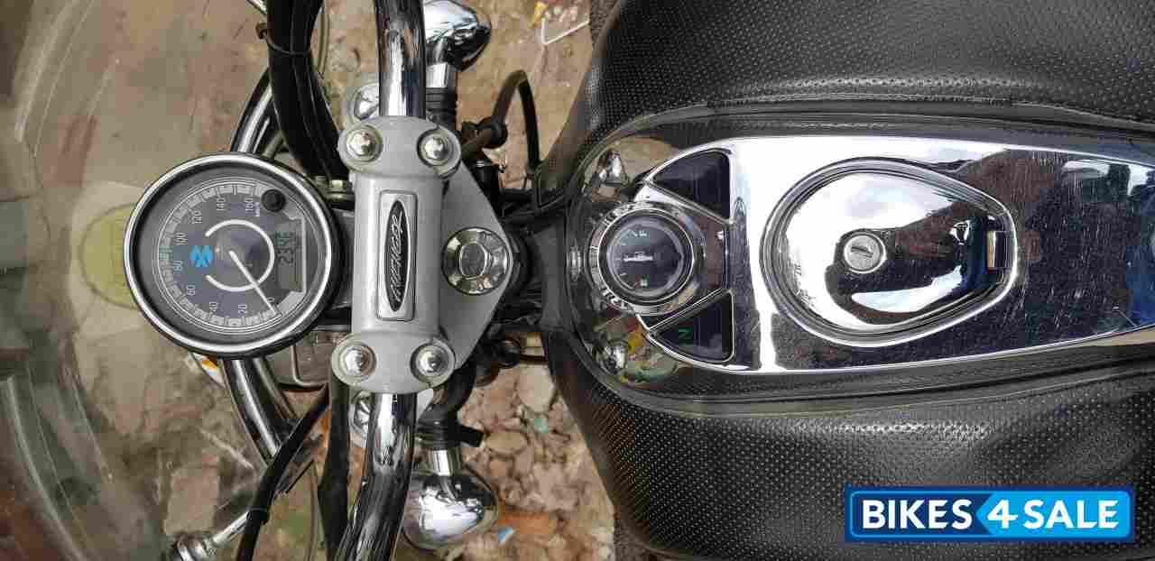 Black Bajaj Avenger Cruise 220