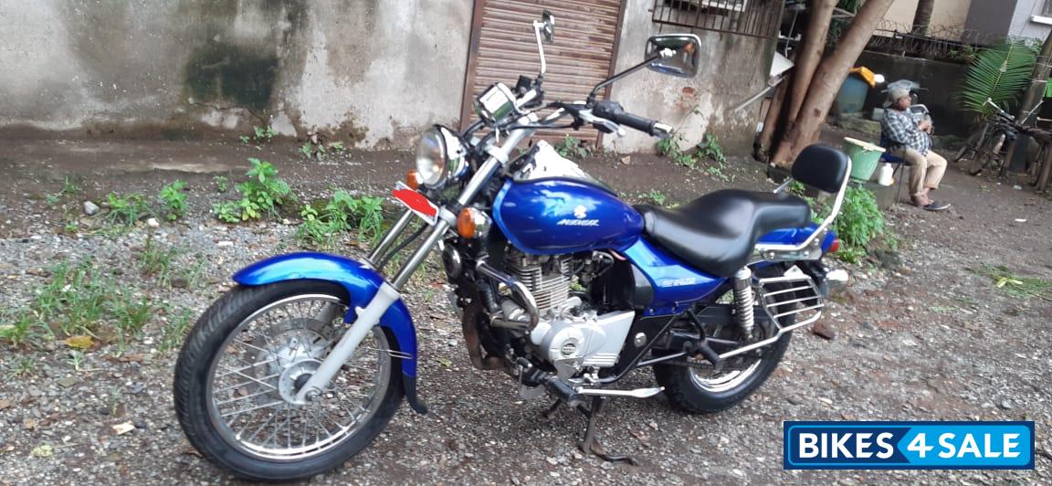 Blue Bajaj Avenger 220 DTS-i
