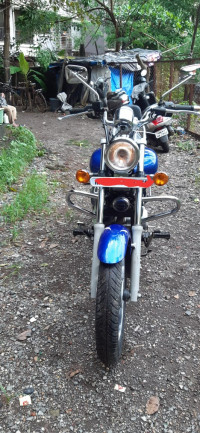 Blue Bajaj Avenger 220 DTS-i