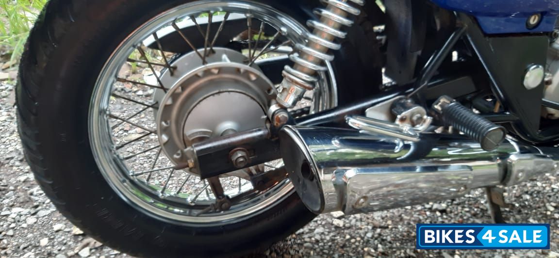 Blue Bajaj Avenger 220 DTS-i