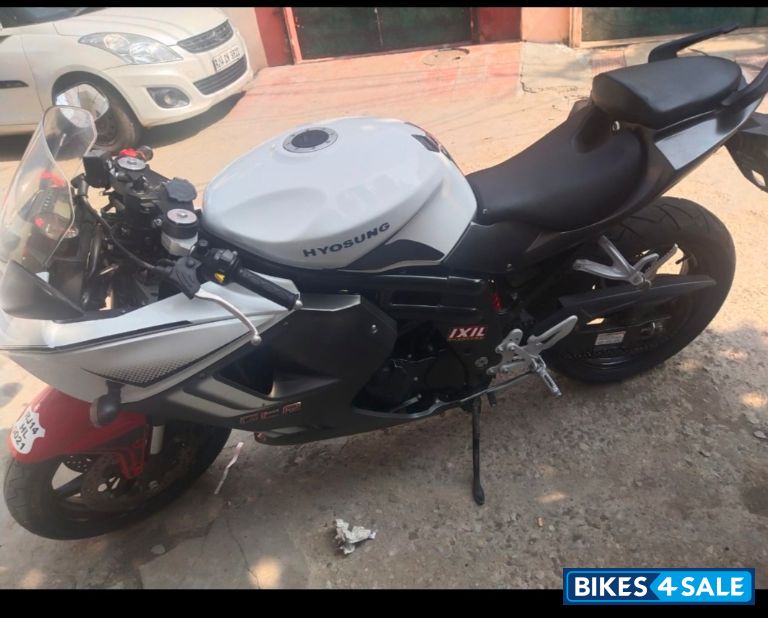 White Hyosung GT650R