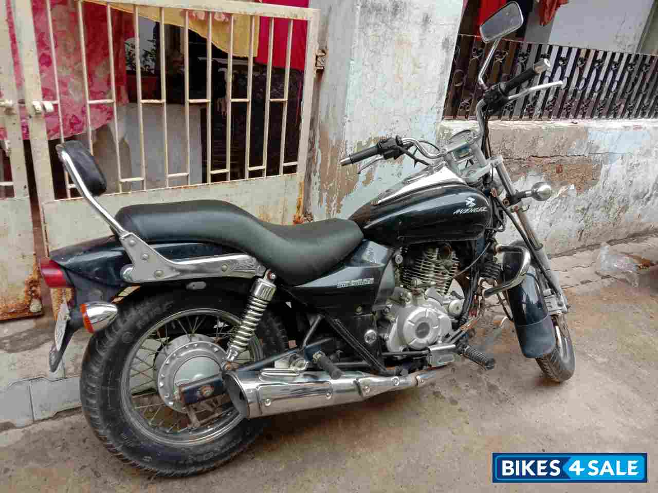 Black Bajaj Avenger 220 DTS-i